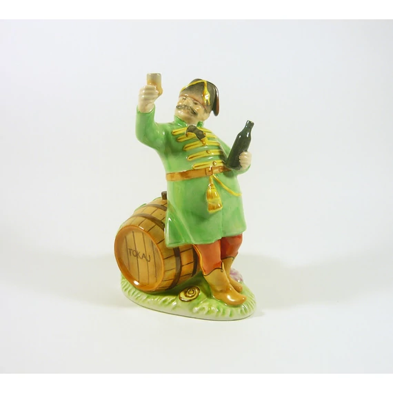 HEREND, SOLDIER DRINKING "TOKAJ" WINE 7", HANDPAINTED PORCELAIN FIGURINE! (H047)