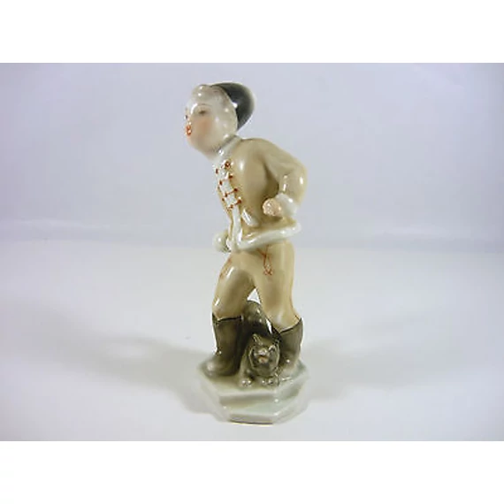 HEREND, WINTER SNOWBALLING  5", HANDPAINTED PORCELAIN FIGURINE ! (H107)