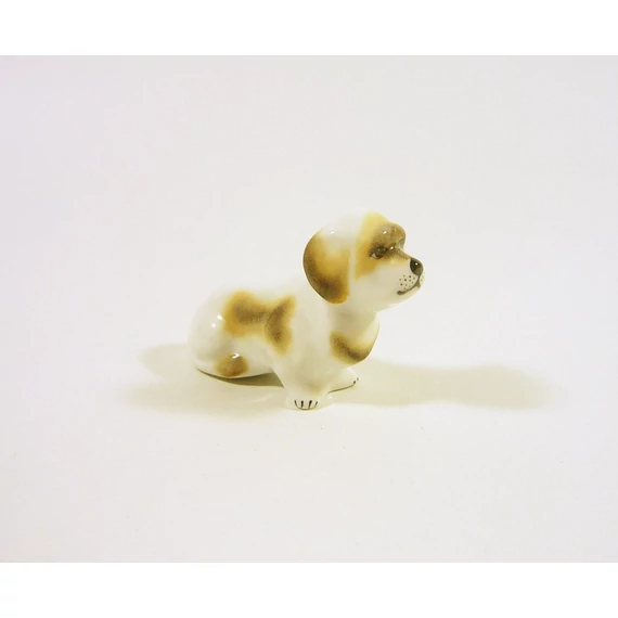 HEREND, DACHSHUND DOG SITTING, MINIATURE HANDPAINTED PORCELAIN FIGURINE ! (I099)