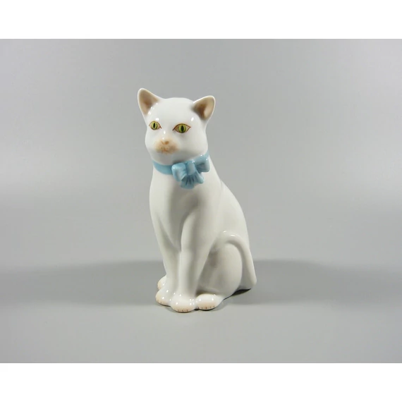 HEREND, WHITE CAT WITH A BUTTERFLY BOW, HANDPAINTED PORCELAIN FIGURINE ! (I132)