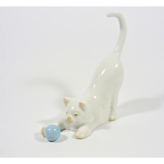 HEREND, WHITE CAT PLAYING WITH A BALL, HANDPAINTED PORCELAIN FIGURINE ! (I143)