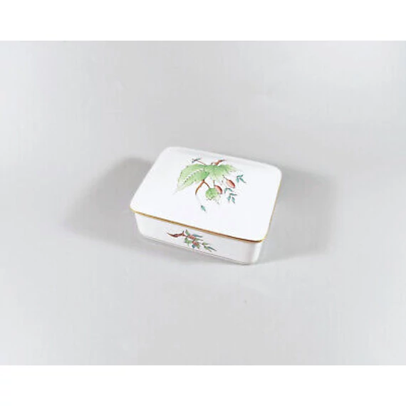 HEREND, ROSEHIP MOTIVE BOX, HANDPAINTED PORCELAIN ! (J322)